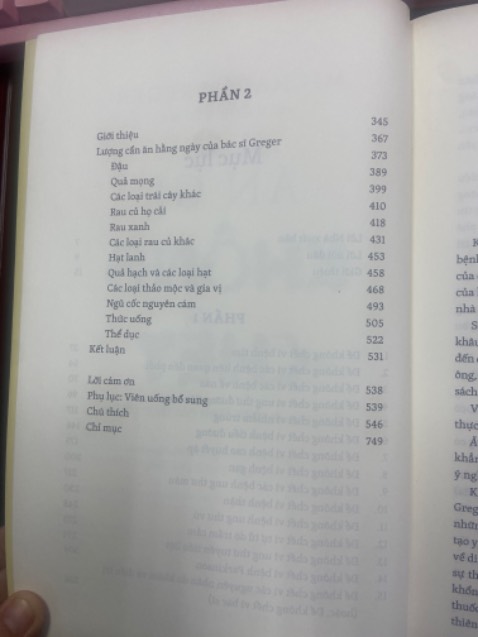 Giao hàng nhanh, sách đẹp 750 trang trong đó 200 trang là tài liệu tham khảo.
Sách rất hay hữu ích để mỗi cá nhân có thể biết cách tự xây dựng chế độ ăn lành mạnh tốt cho sức khoẻ và nếu có bị bệnh cũng có thể tự điều trị bằng lối sống mà không cần thuốc.
Tuy nhiên sách của tác giả người Mỹ viết cho người Mỹ nên không phù hợp với các món ăn Việt Nam. Nên linh động điều chỉnh theo phong tục lối sống của người Việt khi áp dụng.
Chúc mọi người tìm được quyển sách hữu ích
