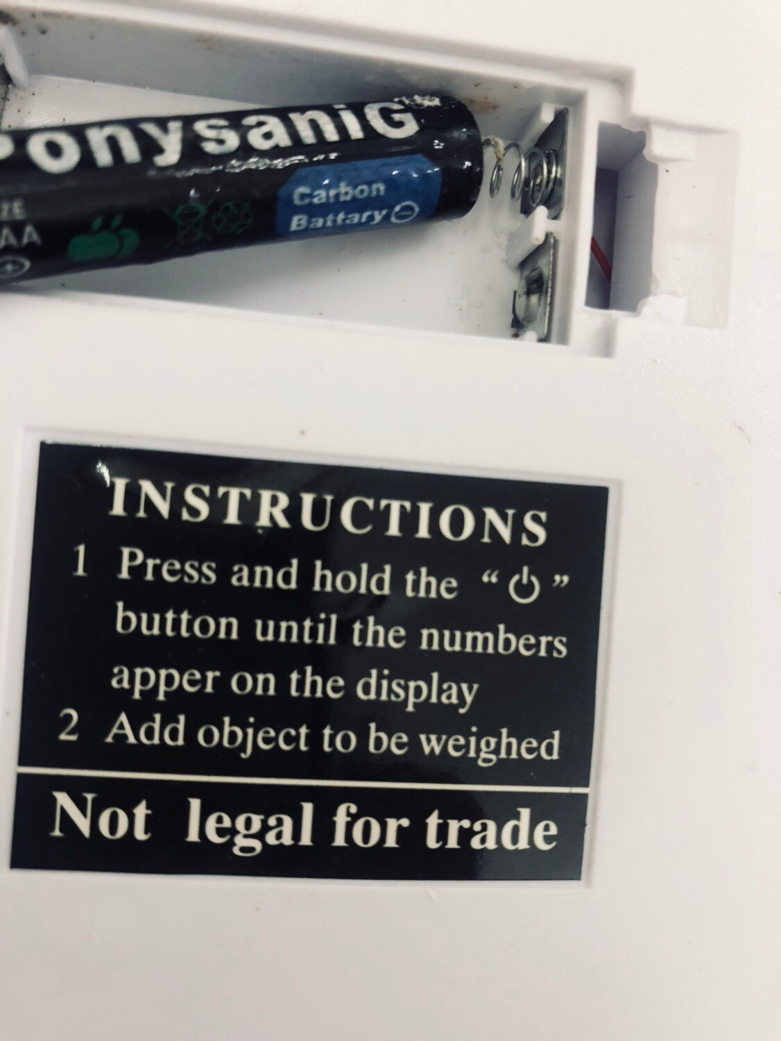 Cân mình nhận được đảm bảo đã qua sử dụng, cục pin được gắn sẵn gỉ sét hết, đầu gắn pin cũng gỉ sét, phần lò so thì bị ô xy hóa. nắp đậy phần gắn Pin không có, mà đầu gắn thì đã bị mẻ. TIKI dường như không kiểm tra hàng mà đã giao tới. Giờ cái cân cho mấy đứa cháu chơi đồ hàng thôi. Haizz