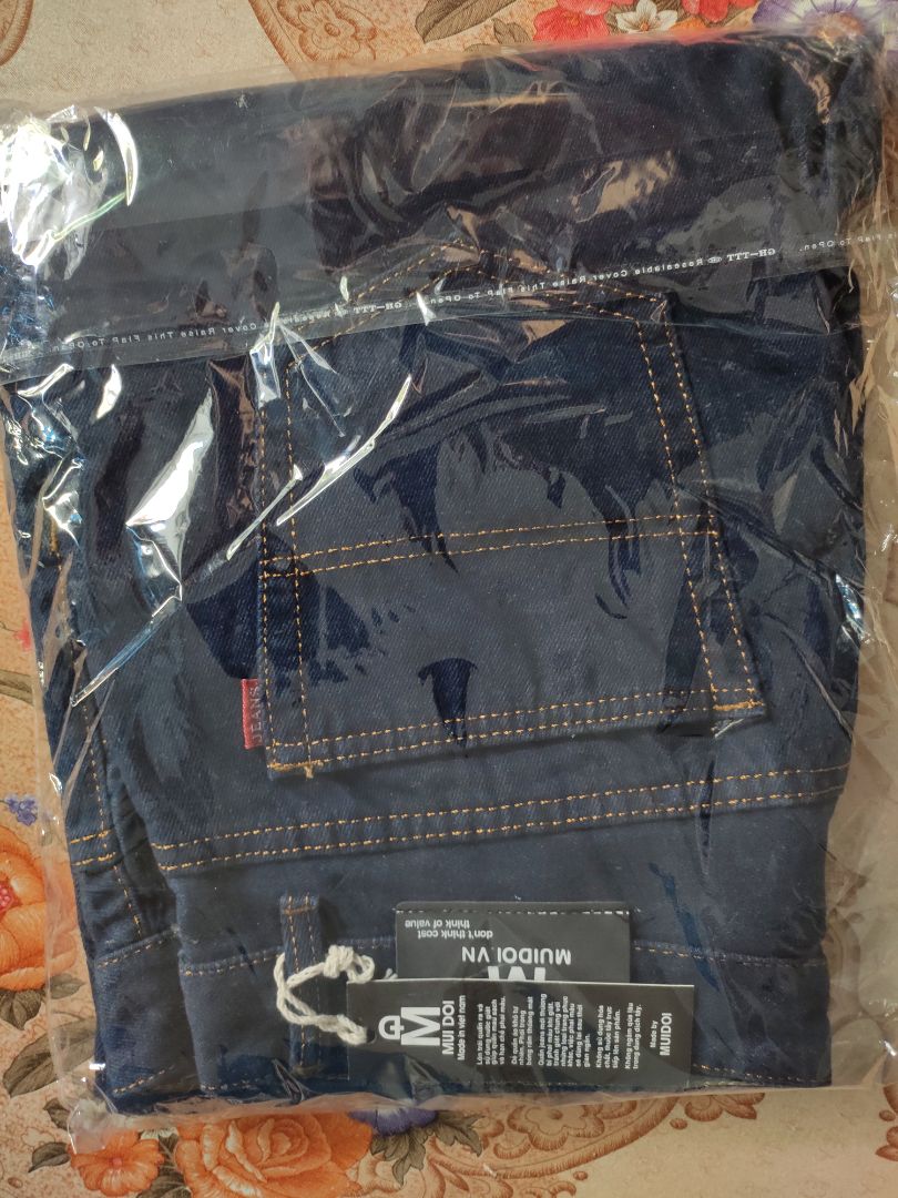 Giáo hàng nhanh hơn dự kiến, nhân viên giao hàng vui vẻ. Sản phẩm đẹp như hình quảng cáo. Mình đã đặt sản phẩm này theo hướng dẫn chọn "nếu có bụng chọn size lớn hơn 1 size". Kích cỡ mình là size 33 thì vừa gọn đẹp, nhưng mình đã chọn "lớn hơn 1 size", tức size 34 nên ướm thử vào thấy hơi 'phùng phình'. Vậy shop có thể hướng dẫn cho mình đổi lại size 33 được không? ....đẹp cho mình... đẹp cho Tiki... đẹp cho xã hội nữa! Tks Tiki và chờ mong câu trả lời của Tiki. Hàng mình vẫn giữ còn nguyên si, chưa làm gì cả ngoài việc ướm thử thôi.