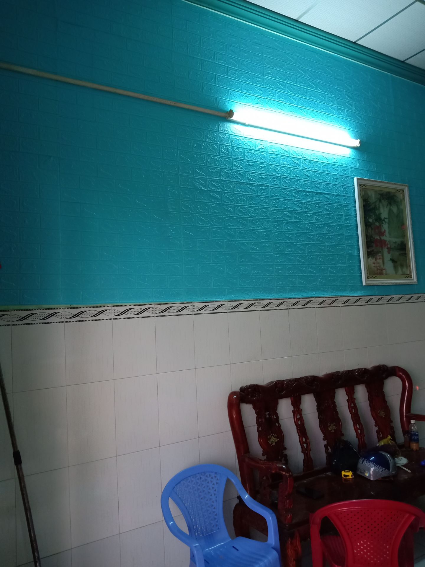 mình mua 50miếng, đều màu, đẹp, nói chug hơi mỏng, nhưg đv mìh k qtr vì mìh cũg k cần dầy làm j, tường trước và sau khi dán, CADM THẤY RẤT Ư LÀ HÀI LÒNG, keo hơi dính, dán đừg kéo mạnh tay quá sẽ bị giản