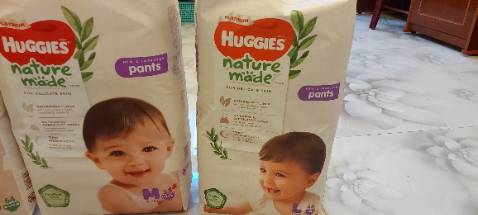 Vấn đề giao hàng thì k cần nói đến rồi, vì lúc nào cũng giao hàng nhanh, còn về đóng gói thì vẫn vậy, sơ xài chỉ quấn màn bọc thực phẩm. 

Về tã thì nhận xét như sau: lần này mua bao bì rất ư là kì, màu tím sáng và hình em bé rất lòe loẹt k như bao bì trước m đã từng mua m k có chụp hình bao cũ, m chỉ có sz L còn nguyên chưa dùng chụp ss. Mã vạch code cũng hoàn toàn khác, chữ in bị lem luốt, màu sáng k đậm như mẫu ngoài cửa hàng lẫn sz L. Thấy hoang mang ghê! Bên trong tã thì cũng khá mỏng và mềm. K biết là do lô sp hay ntn mà sp bao bì khác nhiều quá. Vẫn hy vọng k phải hàng Fake hay kém chất lượng, vẫn luôn tin tưởng tiki trading!