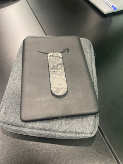 Hoàn thiện tôt, lớp đệm chống sốc dày. Hơi có mùi khó chịu tí. Mình dùng máy basic 11th, túi hơi to hơn so với máy.