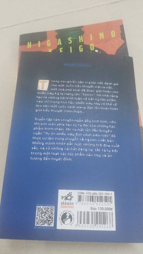 8 truyện ngắn và siêu ngắn với thủ pháp kể chuyện tự trào của Higashino Keigo là sự châm biếm hài ước với nghề viết văn trinh thám cũng như công nghệ xuất bản bản.