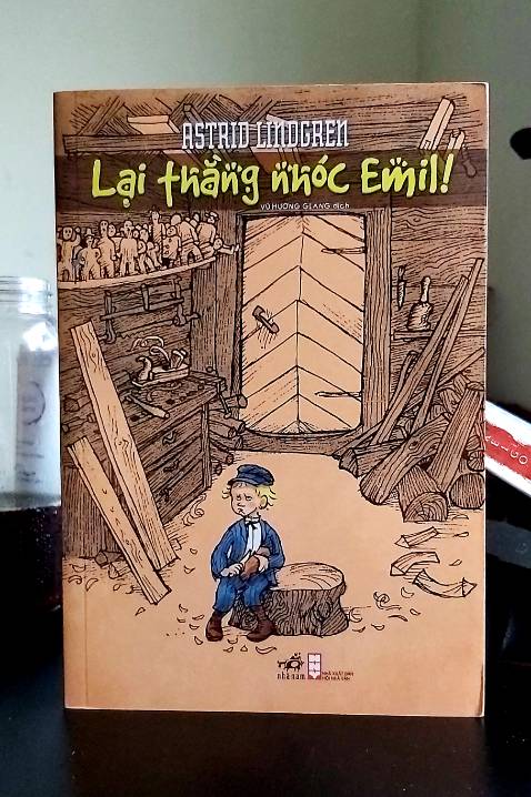 Emil - cậu đặc biệt khi cậu cứ nghịch ko ngừng, nghịch bằng mọi giá và trở thành tác giả năm tuổi của một serie trò nghịch oái ăm ko dứt tại trang trại Katthult, làng Lönneberga, tinh Småland, Thụy Điển. Tại sao lại như vậy? Ông bố thì bứt tóc kêu trời, bà mẹ thì cầu nguyện và ghi nhật ký, dân làng thì thấy vợ chồng họ thật đáng thương, bởi Emilnghịch quá thể, biết bao là bối rối... Lại thằng nhóc Emill Người lớn cứ kêu ca vậy suốt. Emil chui đầu vào liền xúp, Emil treo I da lên đỉnh cột cờ, Emil nhổ răng hàm cho cô Lina, Emil phải đẽo hình nhân trong xưởng mộc, Emil... Emil... Và gì gì nữa có trời mới biết. Vậy nhưng, có ai thích sống mà thiếu vắng Emil đâu. Bạn hãy đọc Emil đi rồi sẽ rõ điều mà dân làng Lönneberga rốt cuộc cũng hiểu đó, dù chẳng chịu nói ra. Và thế là, ở giữa nơi thấm đẫm sự bình yên fuơi sáng của quê hương Astrid Lindgren, chẳng kém cạnh Pippi Tất dài bằng món nghịch tối ngày đó, Emil trở thành một trong bộ đôi sứ giả văn chương được yêu mến nhất của nữ thánh văn học thiếu nhi Thụy Điển.