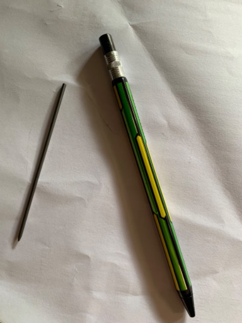 Giờ mới biết tới loại chì bấm mà ngòi to vật vã đến vậy , hơi lạ