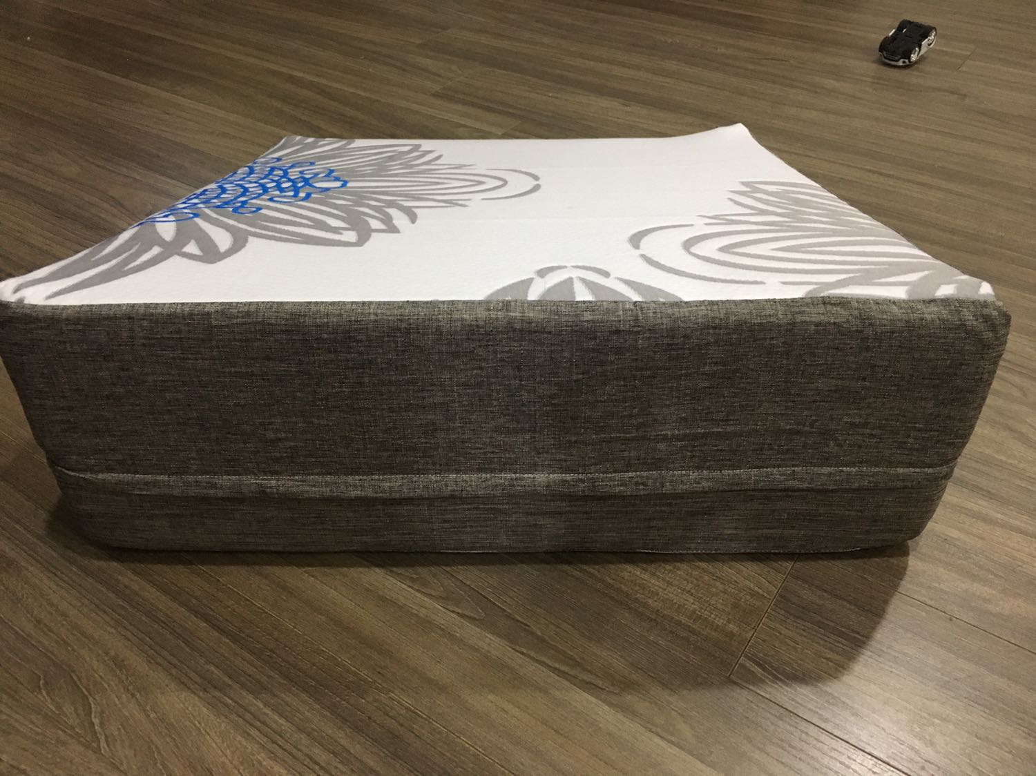 Gối êm không cứng cũng đc không quá mềm nên nằm thấy rất thoải mái. Tưởng cao mà cũng không quá cao nhé. Tuy nhiên nếu dài ra tí nữa thì tốt hơn, cái này dài 70cm vẫn thấy chưa thoải mái lắm