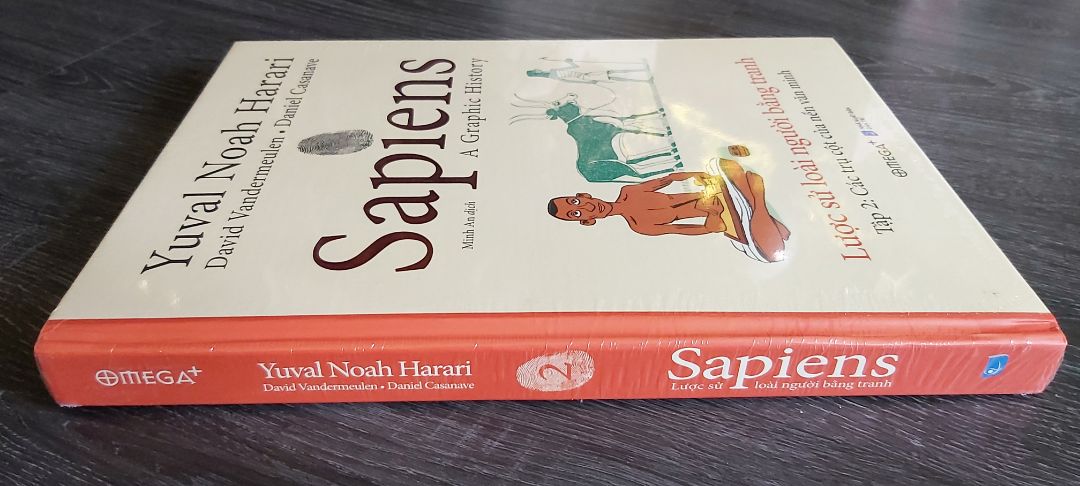 Cuốn sách này dành cho độc giả từ 13 tuổi trở lên và lười đọc chữ 🤩 "Tập 2 của bộ sách mang tên Các trụ cột của nên văn minh trình bày về một chương quan trọng trong sự phát triển của nhân loại: Cách mạng Nông nghiệp. Với bối cảnh hài hước cùng các nhân vật quen thuộc như Yuval, Zoe, Giáo sư Saraswati, Bill và Cindy, Thám tử Lopez và Tiến sĩ Hư cấu, chúng ta lại tiếp tục du hành theo dòng lịch sử để tìm hiểu về cuộc sống của con người sau khi biết làm nông, cùng với đó là sự xuất hiện của chữ viết, giai cấp, sự bất bình đẳng, v.v.. Đầy sự dí dỏm với các nhân vật sinh động, câu chuyện được kể theo cách có thể thu hút cả những người thường không quan tâm tới khoa học và lịch sử. Đây sẽ là cuốn sách tuyệt vời dành cho bạn"
Mình nhận được nhiều ưu đãi từ nhà sách Times Books và dịch vụ Tiki, mình mua được giá ui thương 125k 🥰. It's great. Like & Thanks!