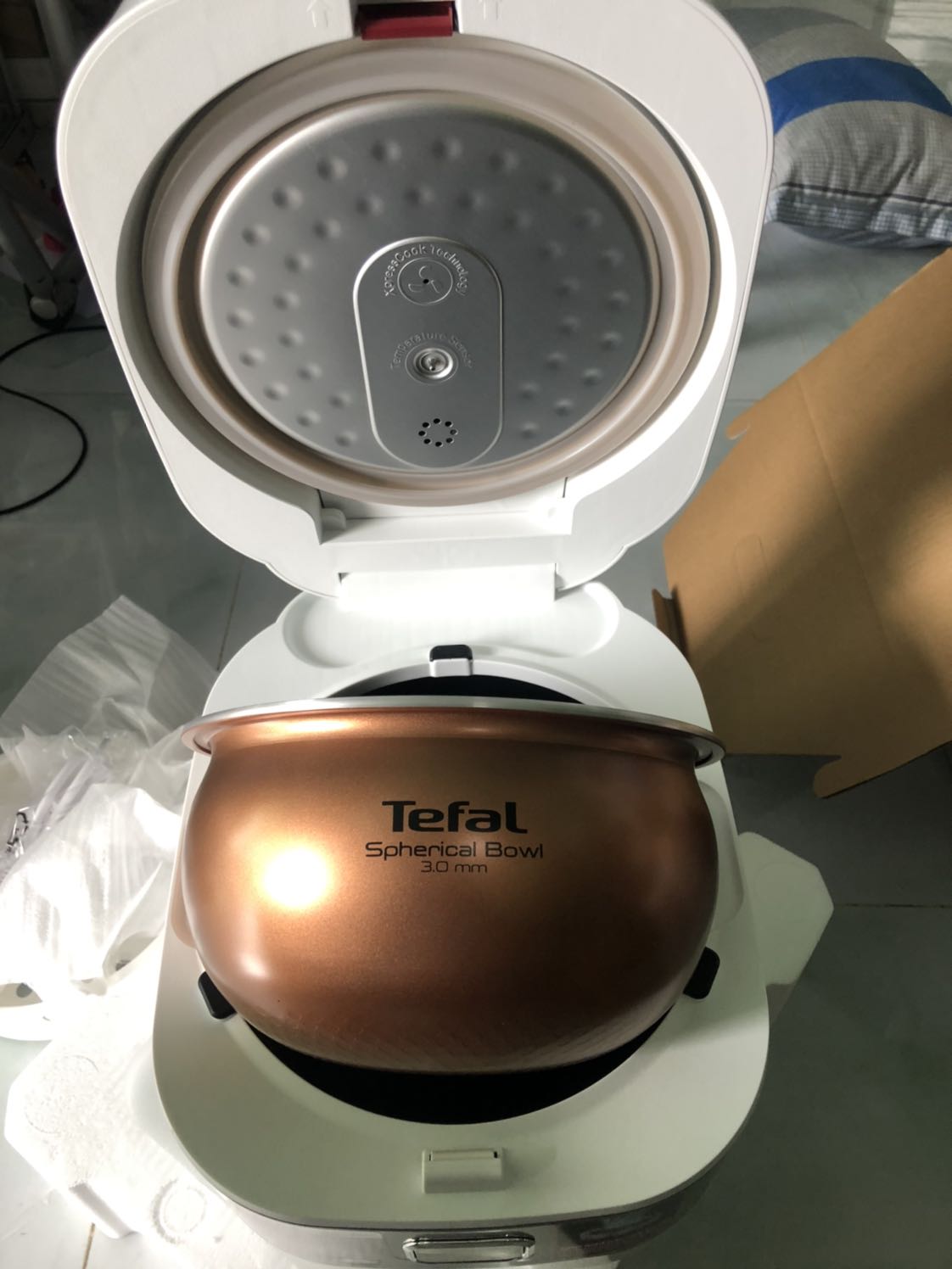 Nồi đẹp nấu cơm ngon . Mềm cơm mà không bị nát . Chống dính tốt . Nắp hơi hở mà khắc phục dc . Vào đây có video khắc phục https://youtube.com/channel/UCrRm10Bm40-XiDdCgQSVZ1Q . Nồi nấu đọng nước hơi nhiều 😀😀