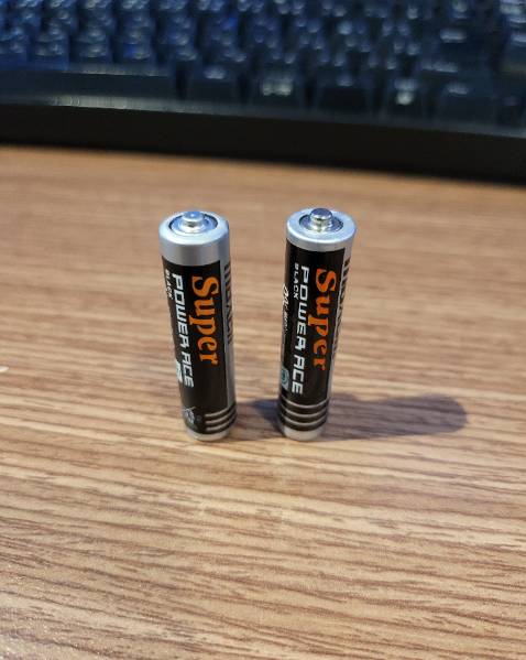 Đó là một sản phẩm giả mạo 😠💥. Đây là một trải nghiệm tồi tệ nhất, và tôi đã nhận lại tiền 💸💔.

So sánh với sản phẩm chính hãng, có nhiều khác biệt mà kể cả trẻ em cũng có thể nhận ra 🧒👀.

So sánh với sản phẩm chính hãng mà tôi đã có 👌🔍:

In chữ trên nhãn không rõ nét 🏷️🖨️
Phông chữ trên nhãn không giống với sản phẩm chính hãng 🏷️🔤
Kích thước hơi lớn hơn 📏📐
Pin khô có độ mềm hơn một chút 🔋🍮
Ngày hết hạn không được ghi trên mặt sau của nhãn 🏷️📅

Nếu so sánh với sản phẩm chính hãng mà giá rẻ hơn rõ rệt, bạn nên nghi ngờ rằng nó có thể là sản phẩm giả mạo, sẽ an toàn hơn 🤔💸.

Mua hàng rẻ tiền sẽ mất tiền 💰🔥.
Sản phẩm giả mạo của pin có thể dẫn đến các vấn đề nghiêm trọng như vụ nổ hoặc hỏa hoạn, vì vậy hãy cẩn thận nhé mọi người 👩‍🚒🔥🧯.

Hãy xem hình ảnh 📸🔍.