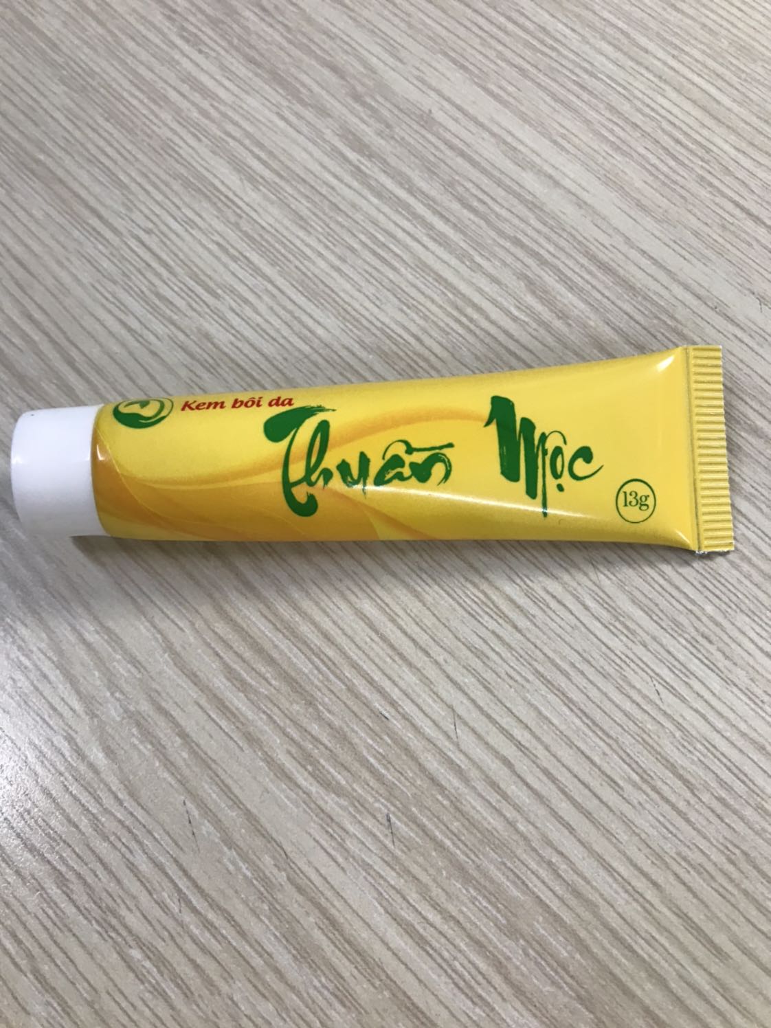 Giao hàng nhanh, shop còn tặng quà nữa. Mình bị bong tróc da tay, mãi giờ mới tìm được sản phẩm này. M có tìm kiếm trên ***, ***, nhưng ko yên tâm lắm, may sao trên tiki có. Hi vọng là tác dụng tốt. M mới thoa đc 1 ngày. Có j sẽ phản hồi tiếp nhé.