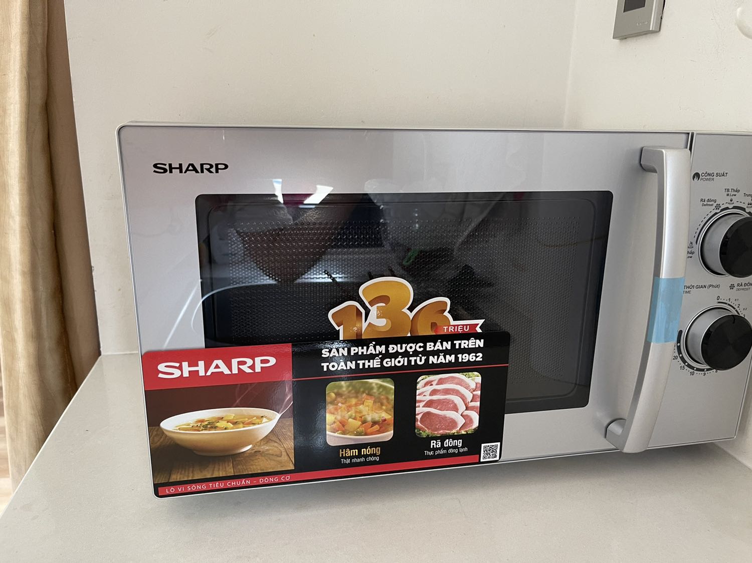 Hàng mới. Cửa mở nhẹ, ok. Mà có điều chạy hơi ồn một xíu. Mà chắc lò nào cũng chạy ồn như vậy. Tốt. Cũng đáng mua