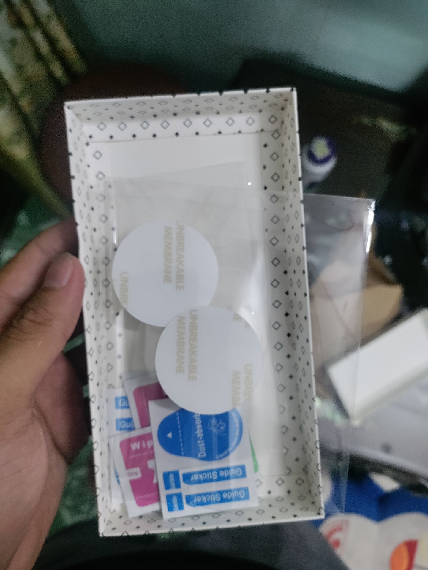 Không giống hình quảng cáo. quảng cáo là miếng dáng có 3 lớp có ghi chú 1-2-3 nhưng nhận về là 1 miếng dán bình thường không tràng viền. Giá mắc hơn những shop khác. shop khác Mỗi miếng như vầy chỉ 20k 3 miếng chỉ 50k. Nhưng do thấy quảng cáo cứ nghỉ tràng viền, có 3 lớp ghi chú rõ ràng dễ dán nên mua về với giá 59k chưa tính ship. shop cũng không có bất kỳ hướng dẫn nào cho người sử dụng. Giao dư 1 miếng còn ghi chú tặng thêm đề phòng hư (tính ra vẫn mắc so với giá trị sản phẩm nhận đc). mua mấy trăm đơn trên tiki lần đầu thấy khó chịu như vậy. Mong tiki duyệt sản phẩm rõ hơn đừng quảng cáo 1 đằng giao 1 nẽo.