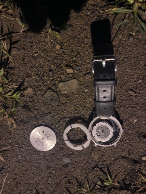 Quá tệ. Đồng hồ Lobini của tôi dùng 5 năm không việc gì, thay quai mới sút quai đồng hồ bung thành từng mảnh.