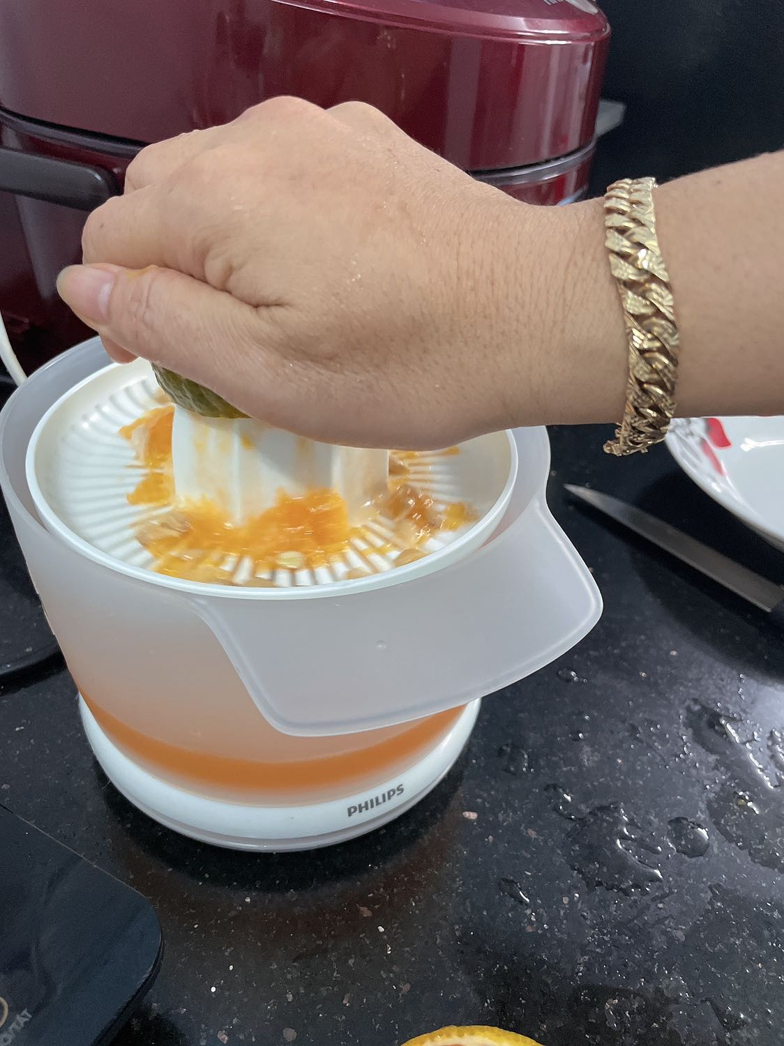 rất tiện lợi, dễ sử dụng, chất lượng ok, rất hài lòng, sẽ ủng hộ tiếp. sản phẩm giống hình ảnh. 
Từ nay chắc mỗi ngày phải bổ sung cam vắt nhờ có máy vắt cam
này