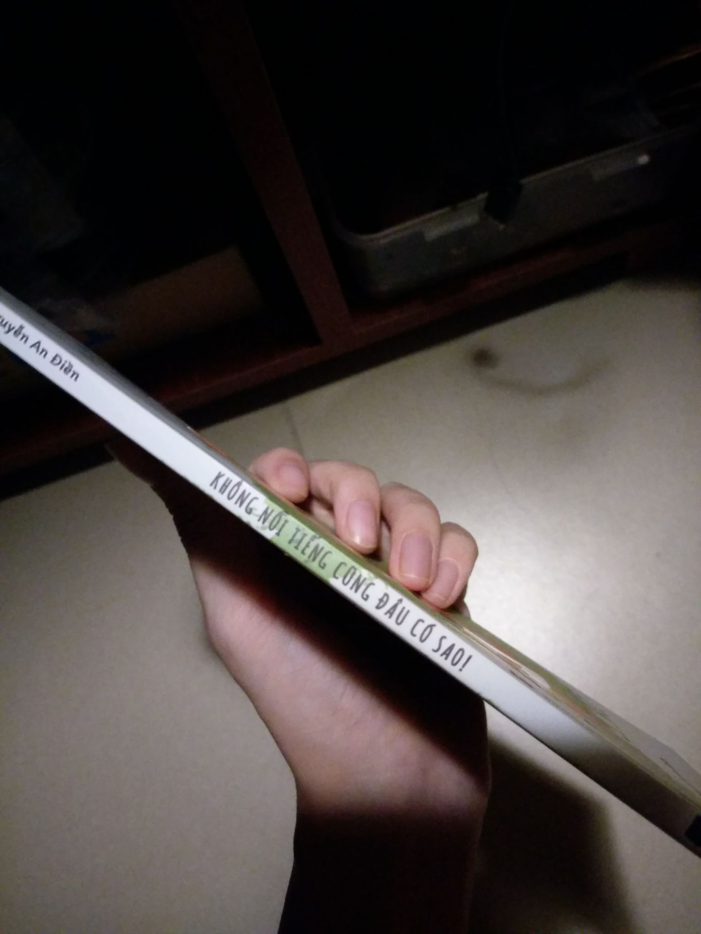 Trước khi đọc mình cũng đã đọc qua review trên Tiki và thấy có người bảo sách mỏng nhưng giá đắt, nhưng mình vẫn mua vì có thể nội dung sách là thứ mình cần. Nhưng đến khi cầm quyển sách trên tay thì thực sự là quyển sách mỏng dính cảm giác như lướt qua một cái là xong mà giá thì quá đắt so với số lượng trang sách hay chất lượng sách. Mình đã đọc thử và xem quyển sách có gì đặc biệt không thì nội dung sách cũng tạm ổn nhưng không có gì mới mẻ, đại khái cũng giống như những quyển sách selfhelp bình thường khác, sách thì nhiều chỗ còn bị nhòe chữ rất chán. Có lẽ do mình mong đợi nhiều hơn ở một quyển sách 90 trang giá 63.000đ (đã giảm).

Mình để 4* thì 3/4 là vì Tiki phục vụ tốt thôi. Mình ở Hà Nội đặt hàng từ tối hôm trước mà chiều hôm sau đã nhận được hàng rồi. Đóng gói hàng cũng rất cẩn thận.

Tóm lại là mình khá hối hận khi mua quyển sách này, nếu giá thấp đi thì may ra.