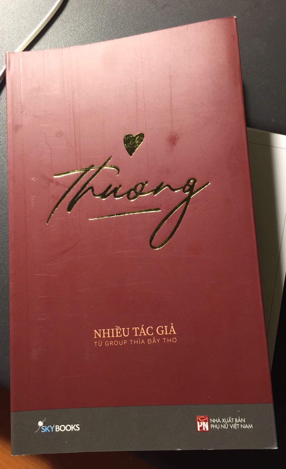 Đóng gói sản phẩm kĩ, sách đẹp, thơ cũng rất hay, đọc trong group sách có chị chia sẻ thế là mua luôn, được 3 bookmarks sịn sò và cả quyển sổ nhỏ nữa.
Cơ mà giao hàng lâu thật sự. Em đặt từ hôm 21/4 thanh toán trước qua *** pay mà 25/4 mới được nhận... bình thường đặt sách hôm trước hôm sau là được nhận rồi mà chọn giao hàng tiêu chuẩn thanh toán bằng tiền mặt?