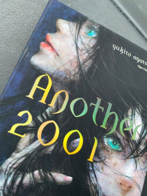 Sách thiết kế bìa rất đẹp, tiếc là lại lỗi rách trên bìa sách :(. Có lẽ vậy nên được sale chăng?!?.