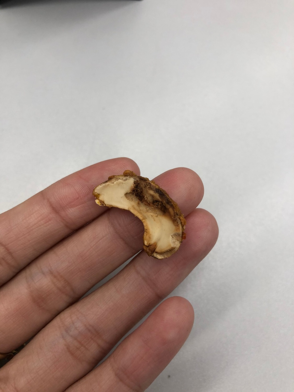 Mình mua 2kg (4 hộp) nhưng có 2 hộp hạt điều bị đen, móc, có vị đắng ăn không được.
Đơn hàng 601511216. Nhận hàng ngày 06/07/2020. Đề nghị Tiki xem xét đổi trả hàng