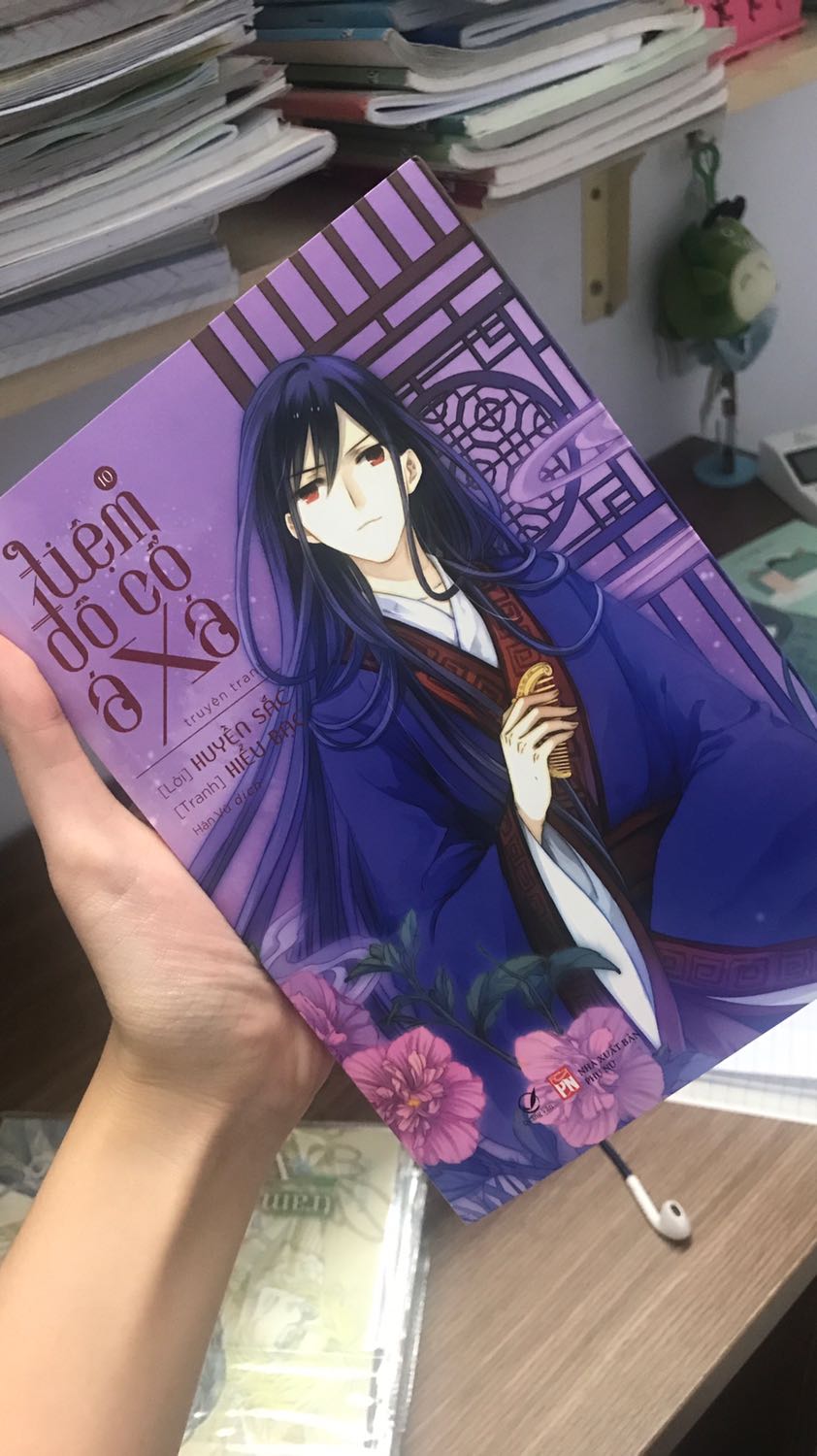 Sách bao rất ổn, không bị hư sách nhưng may là mình mua 2 quyển cùng 1 lúc để đc cái hộp to chứ không là móp sách nếu chỉ mua một quyển.