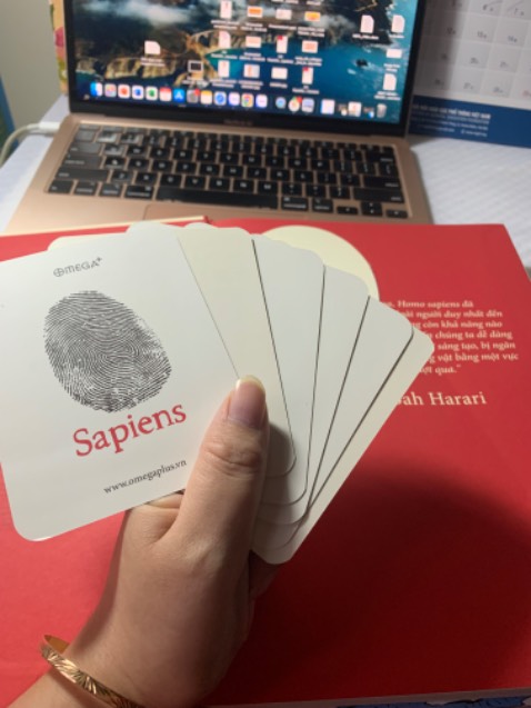 Giao hàng đúng hẹn, sách thơm xịn mịn nha có điều bìa cứng nhưng vẫn bị nhăn đầu trang bìa