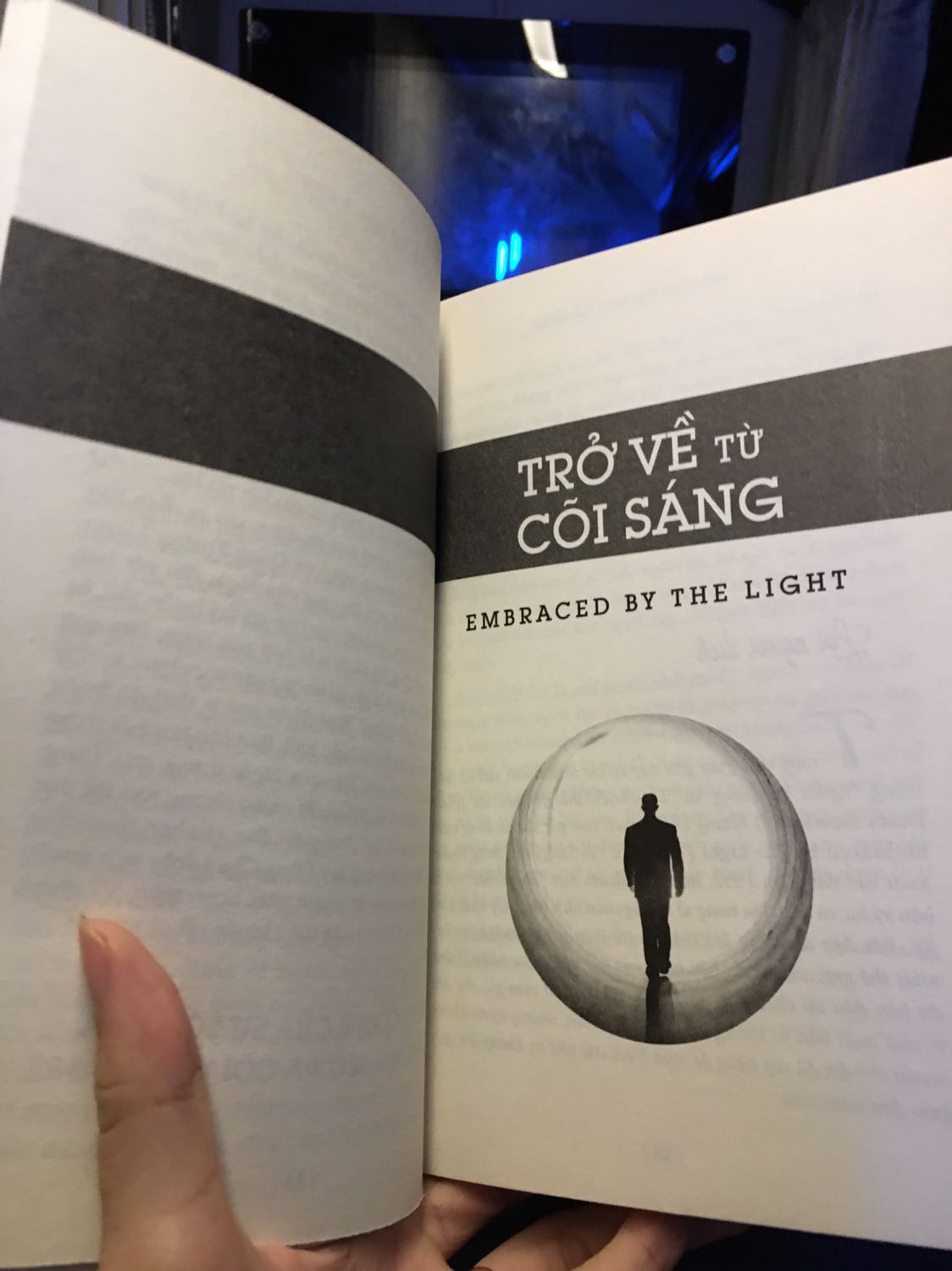 Tìm đọc cuốn này sau khi đọc “Hành trình về phương Đông”. “Hành trình về phương Đông” nói sơ lược, thì quyển này mô tả rõ ràng hơn, những kinh nghiệm từ cõi sáng trở về của nhiều người, giúp chúng ta hình dung cụ thể và tự chuẩn bị được cho mình tâm lý, hiểu biết đối với sự chết, hay nói chính xác hơn là sự chuyển tiếp giữa các kiếp sống. Những quyển này mình nghĩ là dành cho bạn nào từng có kiến thức về giáo lý, hoặc có niềm tin tâm linh, chứ bạn nào chỉ tin vào khoa học thực nghiệm thì đọc hơi nặng đầu nha ! 
Dịch vụ tiki ok, sẽ tiếp tục ủng hộ.
Cảm ơn tác giả và cảm ơn tiki.