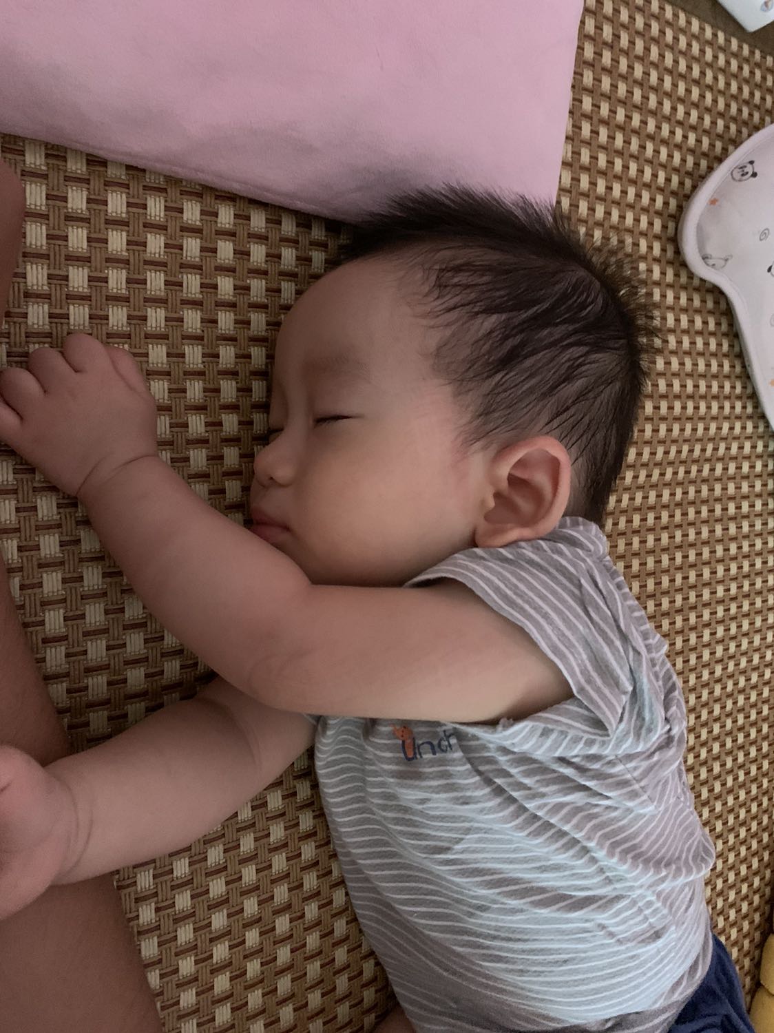 Trước cả nhà “khổ” vì cu tý khóc suốt :( . Biết qua 1 người bạn ở Hà Nội cầm về cho. Giờ dịch bạn ko về được. Lên thử tiki serch lại có. Lọ đầu tiên cu tý đã ổn, bú tốt, ngủ ngon… sản phẩm tốt!!! Thực sự cảm ơn shop đã nhập khẩu sản phẩm men thực sự “xịn” này về giúp bao bố mẹ và bé đỡ “khổ” đúng nghĩa… ❤️