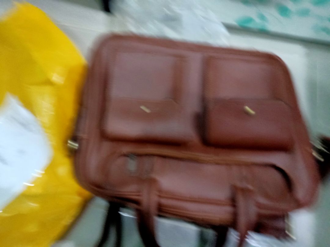 Túi ổn, nhưng không thấy ví đựng name card như trong phần đặt mua. Rất bực mình.