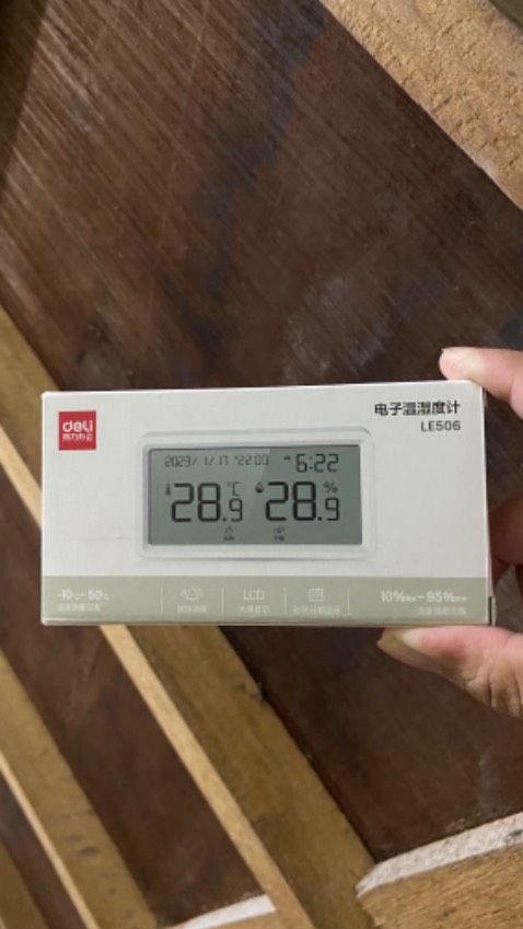 Độ chính xác cũng được. Máy toàn bộ là chữ TQ, hướng dẫn cũng chữ TQ không có tiếng Anh hay Việt,  không có tem đơn vị nhập khẩu. Có nút cài giờ, báo thức (cài giờ thì đè nút cài đặt lâu một chút, cài báo thức thì bấm buôn ngay). Để trang trí phòng cũng khá ổn. Độ chính xác cũng được. Máy toàn bộ là chữ TQ, hướng dẫn cũng chữ TQ không có tiếng Anh hay Việt,  không có tem đơn vị nhập khẩu. Có nút cài giờ, báo thức (cài giờ thì đè nút cài đặt lâu một chút, cài báo thức thì bấm buôn ngay). Để trang trí phòng cũng khá ổn.
