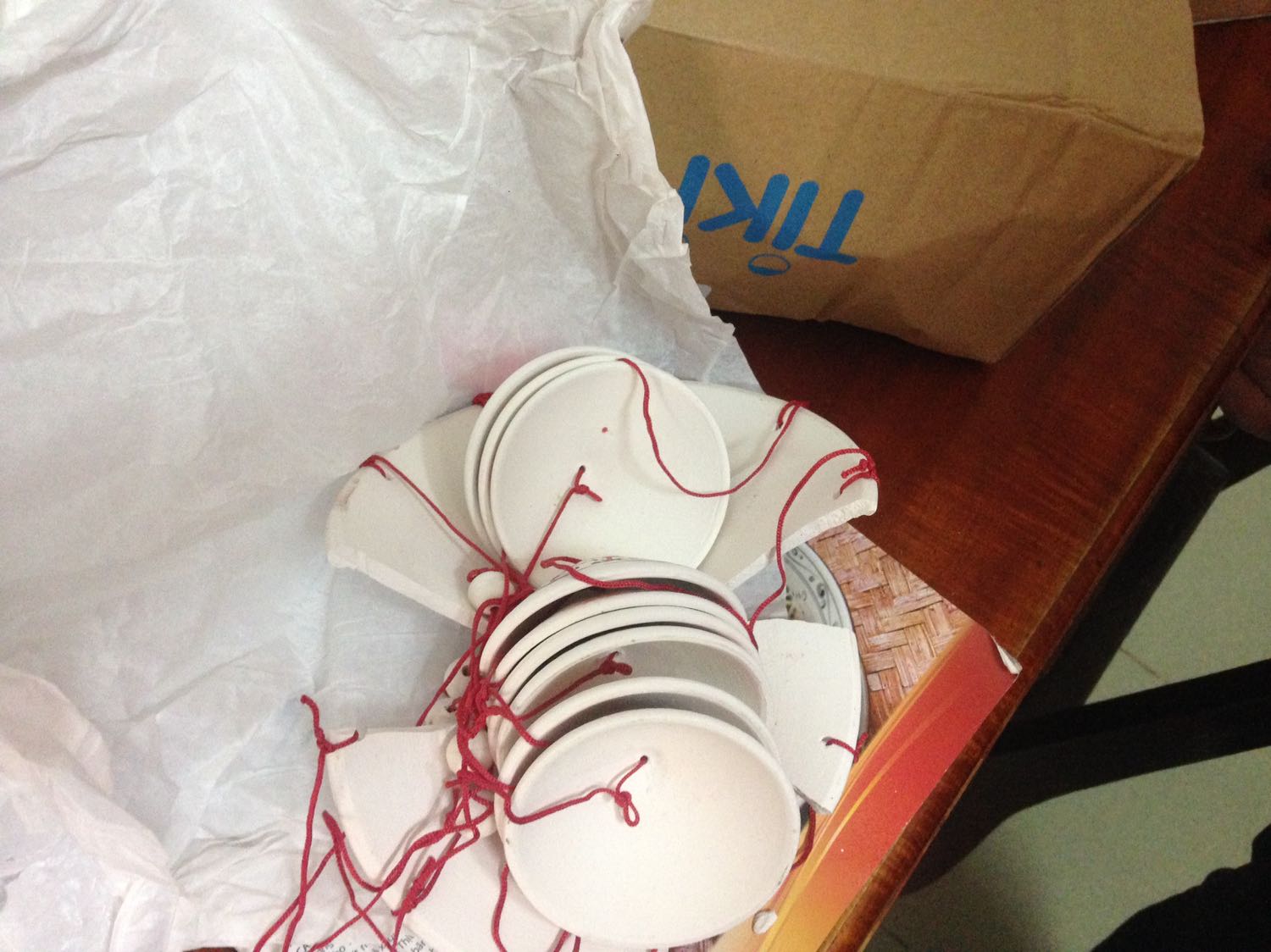 Chuông gió bể tan tành cái nón lớn , còn dây thì rối tung...cảm thấy rất buồn , mong tiki có thể thu hồi sf lại