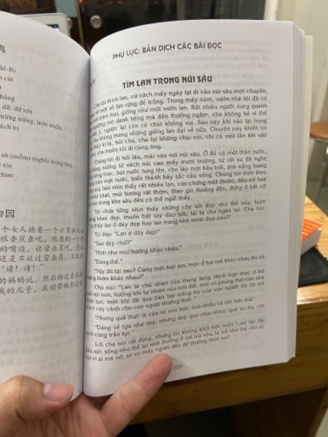 Sách gọn, đẹp, in rõ, giấy thơm! Có cả đáp án với bản dịch bài khoá rất ok nha!