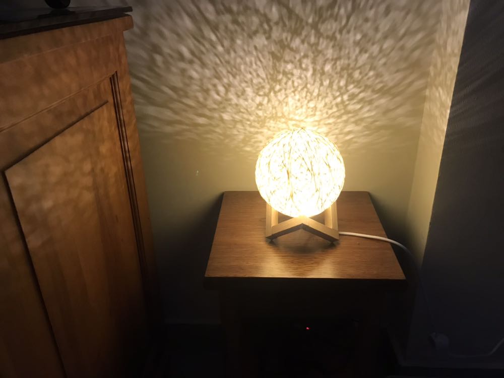 Giao nhanh, đẹp, đóng gói kỹ, ánh sáng vàng. Rất hài lòng. Vào phòng hơi tối đẹp lung linh luôn. Ths Tiki và nhà SX!