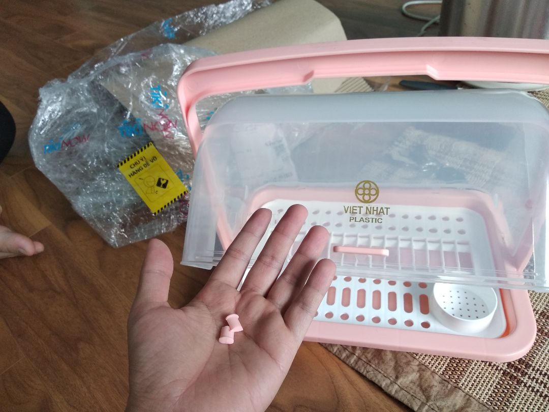 Mình vừa nhận được hàng, nhựa khá mỏng, ko được chắc chắn lắm, nếu lành lặn thì dùng tạm cũng được nhưng mà mở sản phẩm ra thì phát hiện bị gãy chốt bên trái. Tiki kiểm tra và đổi cho mình sản phẩm khác sớm nhé.