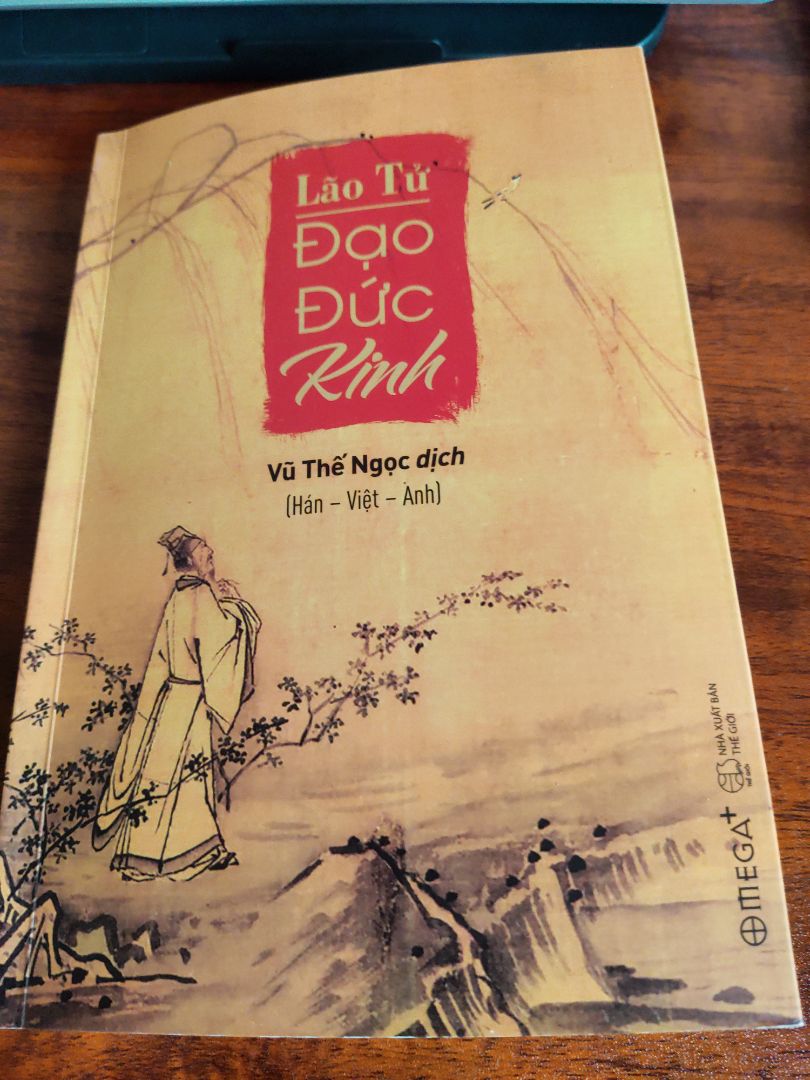 Tác giả là một nhà nghiên cứu có học thức sâu về triết học, nên bản dịch được trình bày dưới sự tìm hiểu kì công, không đưa lời bình, nhận xét chủ quan như các bản khác vào nên giúp người đọc có cái nhìn khác quan nhất so với nguyên bản. Còn sau khi đọc m.n có thể tìm hiểu trên mạng xem luận giải, quan điểm từ nhiều phía rồi có thể đúc rút riêng cho mỗi bản thân. Đây là bản chất lượng nên mua nhé, sau khi đã đọc và tìm hiểu các bản khác thì bản này có thể coi là bản tốt nhất và nên mua trong các bản khác nhé m.n!
