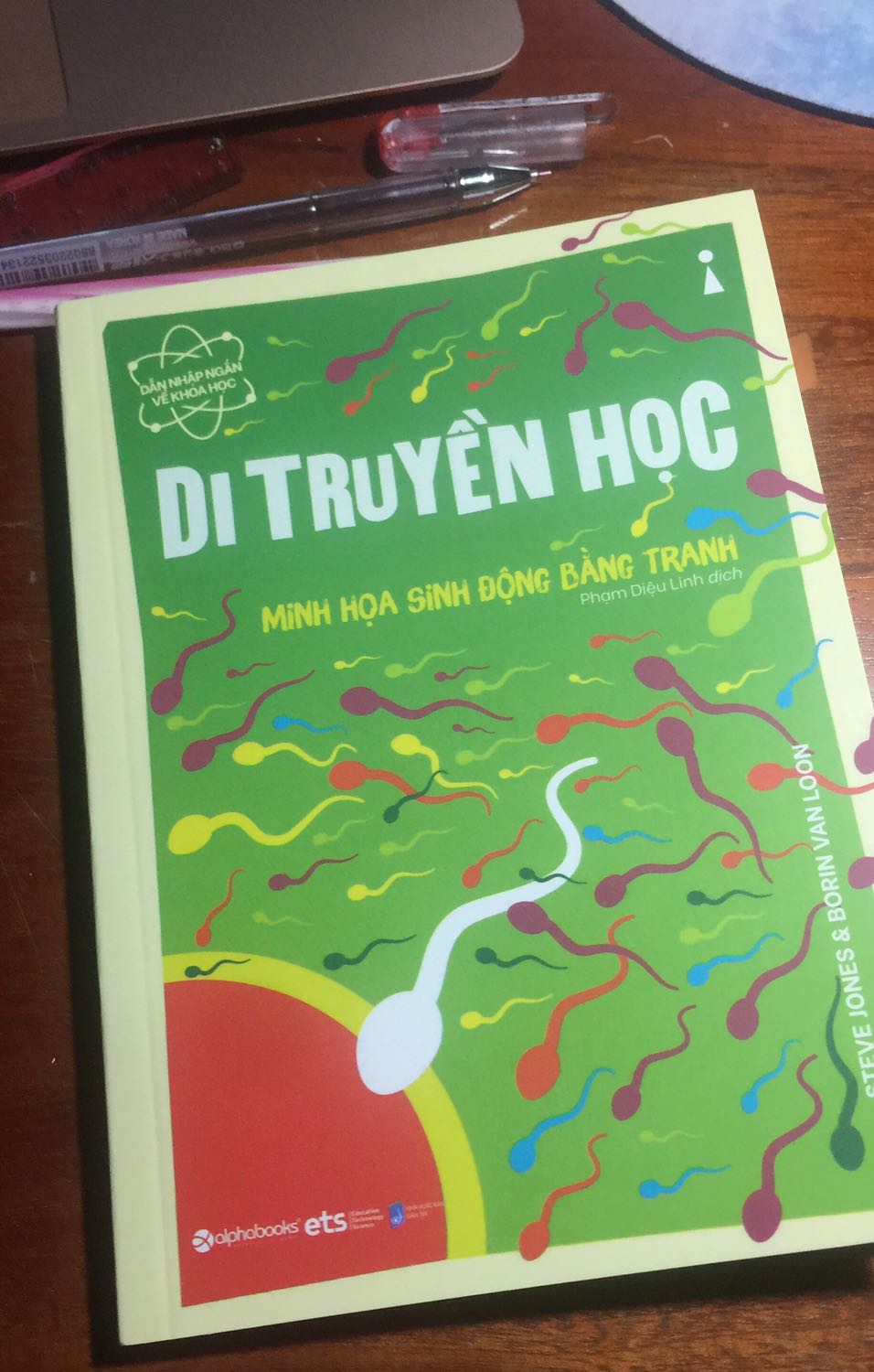 Sách hơi khó hiểu một chút , nét vẽ rất tỉ mỉ , đẹp .