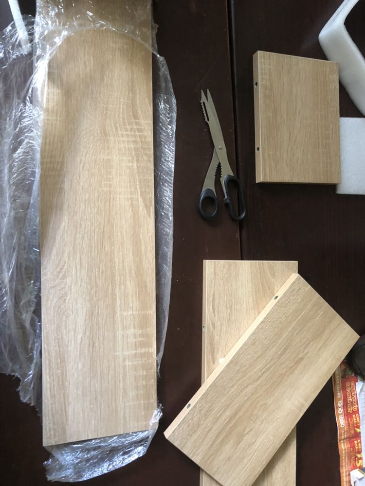 Mẫu mã đẹp, đóng gói ok. Màu vân gỗ khá đẹp. Chưa gắn lên tường nên chưa biết, nhưng nhìn chung okie