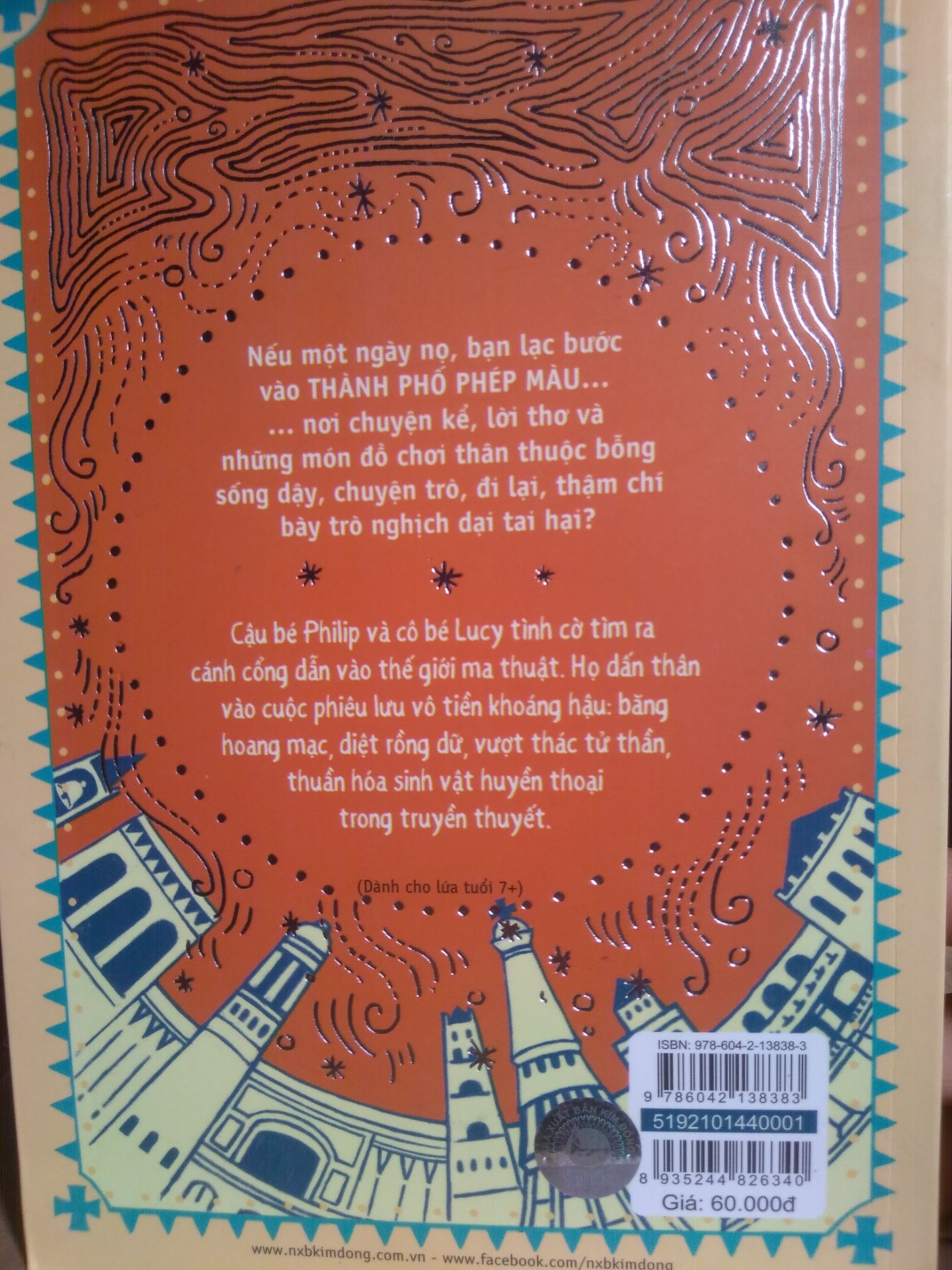 Từ khi còn nhỏ, có bao giờ bạn lắp ráp và xây dựng nên một mô hình rồi mơ ước nó biến thành thật và mình trở thành một nhân vật trong đó chưa? Nếu có thì xin chúc mừng, bạn nên đọc câu chuyện này!!! Cực kì hấp dẫn, cực kì lôi cuốn, đầy những chi tiết ngạc nhiên và thú vị cũng như câu chuyện rất đậm chất thơ. Mô típ về hành trình của nhân vật chính thì hơi dễ đoán, biết sao được vì sách được viết từ những năm 1910 rồi mà, nhưng mà đến cuối khi hành trình tìm hiểu nhân vật phản diện kết thúc thì mọi người sẽ hơi bất ngờ đấy, sẵn sàng chưa nào??? Về truyện của Edith Nesbit thì độ trong sáng thơ ngây nhưng cũng cực kì hấp dẫn và lôi cuốn thì khỏi phải bàn rồi. Qua những thử thách trong hành trình dần dần giúp cho cậu bé Philip và cô bé Lucy dần trở nên gắn kết hơn, mặc dù từ đầu truyện cả 2 cứ như kẻ thù của nhau :))) tóm lại trong 3 chữ: sách rất hay.
