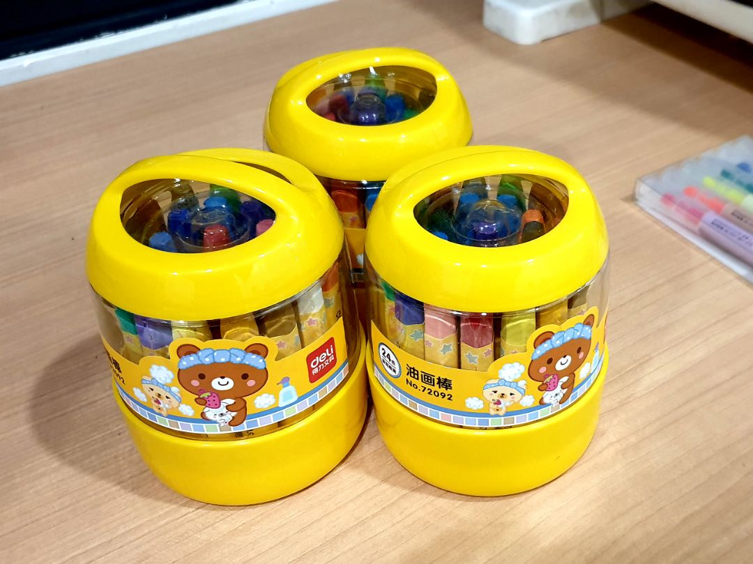 Bộ màu sáp đựng trong hộp nhựa rất xinh, màu sắc hộp tươi, bo tròn, an toàn cho trẻ nhỏ. So với giá 39k hộp màu rất đáng tiền. Mình rất không thích kiểu màu sáp đựng hộp giấy hay khay nhựa rẻ tiền, trẻ dùng vài bữa là rách nát hết cả.
Như mọi khi, tiki ship nhanh, đóng gói cẩn thận!!