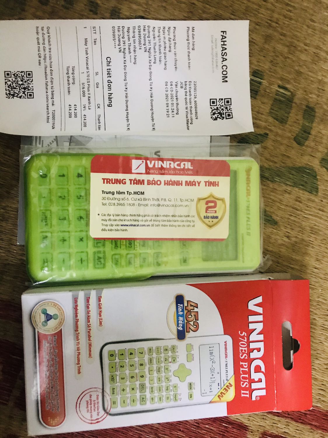 Vinacal thì rõ rồi, Nhẹ, tốc độ trên hẳn 580VNX, tuy nhiên phải bảo quản bao gồm chống ẩm và nhất là hạn chế rơi va đập vì độ bền không được như Casio :D, tuy độ bền kém hơn nhưng tốc độ vượt trội và phím bấm không bị delay phản hồi nhanh, không mờ chữ thì mình nghĩ là nên mua :D dùng giữ gìn chút là được, Fahasa tự giao hàng chứ không phải tiki nên nhanh hơn đến 5 ngày, amazing goodjob