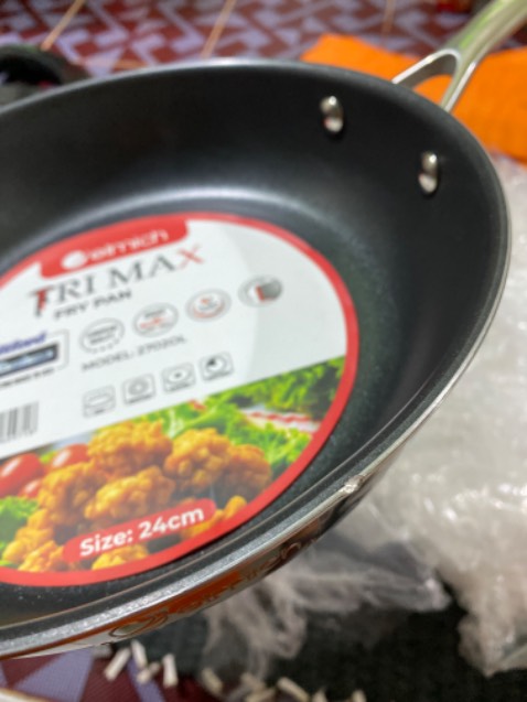 Chảo thì đẹp đó, thấy lớp chống dính có vẻ chắc chắn. Nhưng ko biết do bên vận chuyển hay do sp bị lỗi sẵn. Mẻ hết 1 miếng ở thành chảo.