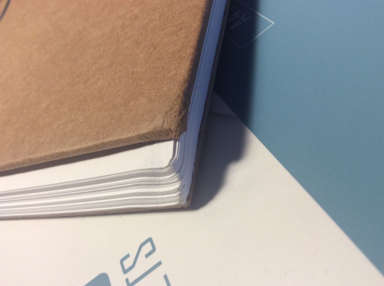 Sổ xinh nhưng mà bị méo một xíu ở góc; ăn chì, dễ tẩy, không phù hợp dùng màu nước và bút maker