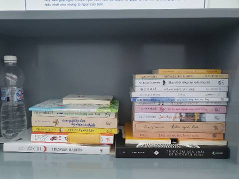 - "Thay thế sự khâm phục bằng sự ghen tỵ thường là không giải quyết được gì, ngoài việc sự ghen tỵ sẽ quay lại đầu độc và thôn tính chính mình. Để cuộc sống không trở thành một gánh nặng, đôi khi chỉ cần suy nghĩ giản dị thế thôi."
- "Có phải cuộc đời một con người cũng như một con *** có hàng trăm lần bị nỗi buồn ném đá?Nhưng không nỗi buồn nào có thể so sánh với nỗi buồn khi ta sắp mất một người thân. Đó là loại nỗi buồn không thể đem đóng gói rồi giấu vào một góc khuất nào đó trong võ não. Nó luôn tan chảy ra và len lỏi vào mọi khe hở trong tâm hồn bạn. Nó khiến bạn không làm gì vẫn thấy kiệt sức từng giờ từng phút từng giây."
- "“Nếu bạn đến với chúng tôi bằng tình yêu thì bạn sẽ có cả tình yêu và tình bạn, còn ngược lại bạn sẽ mất cả tình bạn và tình yêu”. Đó là suy nghĩ của tôi, một con *** xấu xí. Còn nữ diễn viên xinh đẹp nổi tiếng người Mỹ Martha Scott nói như thế này: “Nếu bạn đối xử với con *** như một con người, nó sẽ đối xử với bạn như một con ***”.
Câu chuyện cảm động, kể lại chân thật những cảm xúc, suy nghĩ lẫn tính cách của 5 chú cún đáng yêu, đáng sợ, đáng nể và đáng học hỏi trong nhà. Câu chuyện thông qua cách hành xử của 5 chú *** mà ẩn ý quá nhiều thông điệp sâu sắc. Từ đó, thấu hiểu và cảm thông hơn cho những sinh vật không thể mở miệng nói chuyện. Không phải ai cũng có khả năng tinh ý để phát hiện ra như tác giả. Cảm ơn ông, nhà văn NNA!!!