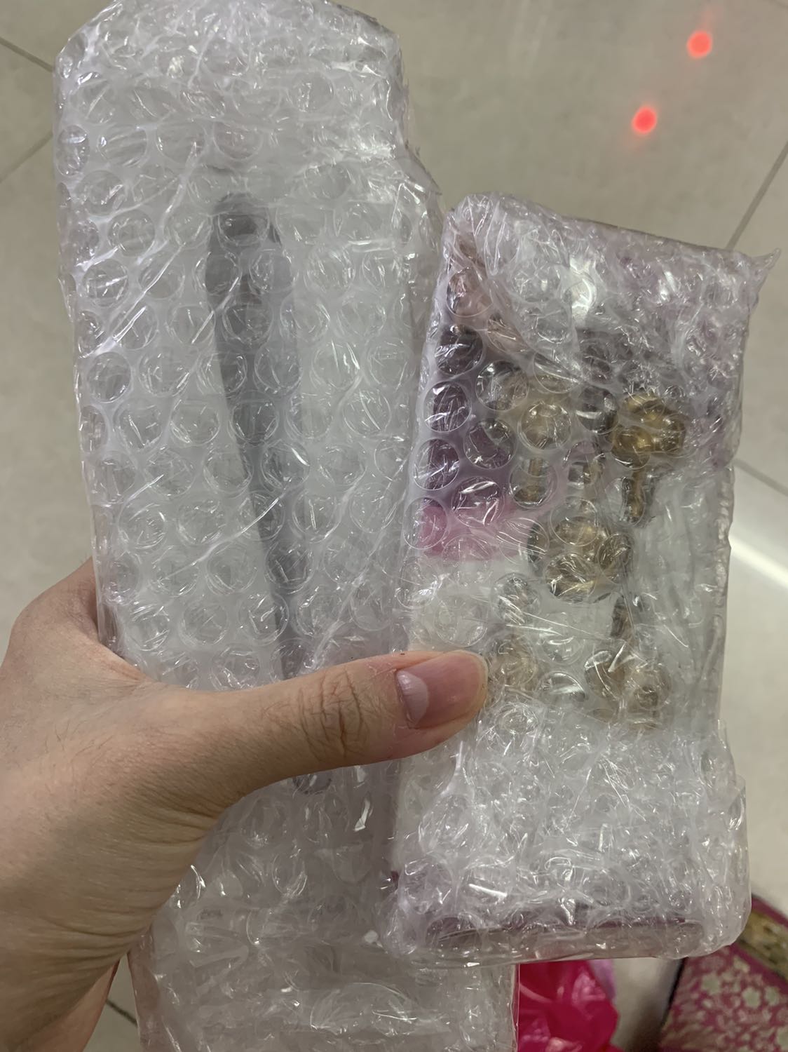 Mới dùng thử lần đầu nhg trộm vía mình thấy xài khá ổn, máy nhạy, chạy bằng pin. DMasy chạm da là tự động rung, ko cần công tắc. Vì massage cho vùng mắt nên rung khá êm