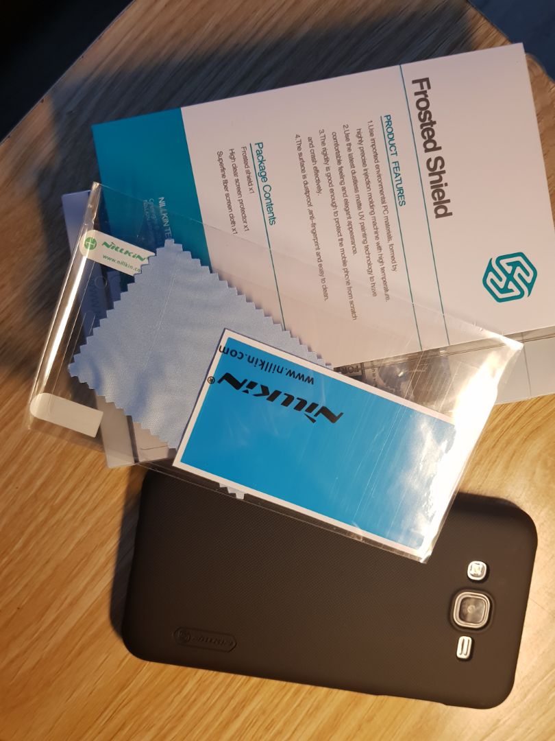 ốp xịn xò nha, chất sần, cầm chắc tay.
được tặng thêm miếng dán màn hình và khăn lau. hàng chính hãng.
thanks shop nhiều. điện thoại dòng cũ mà vẫn mua đc ốp hịn.