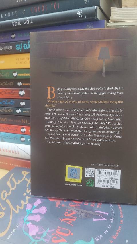Một điều gần như là luôn luôn đúng trong các tác phẩm của Agatha Christie đó là khi có quá nhiều truyện được sắp đặt, nhiều lời lẽ được nói ra thì sẽ đến lúc mọi giả dối đều sẽ bị phơi bày. Câu truyện này cũng vậy, chỉ cần bám sát động cơ, kết nối những điều tưởng chửng nhỏ nhặt nhất bà Marple một lần nữa chứng  minh chân lý hiển nhiên đó.