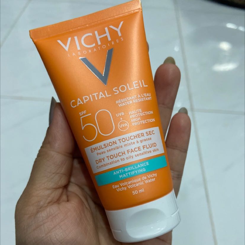 dòng chống nắng chân ái vichy. đã sử dụng hãng này 1 lọ  rồi nhưng ko chung dòng với lần trước do đặt nhầm loại nhưng xài vẫn rất hợp da ko bết rít có nâng tông nhẹ