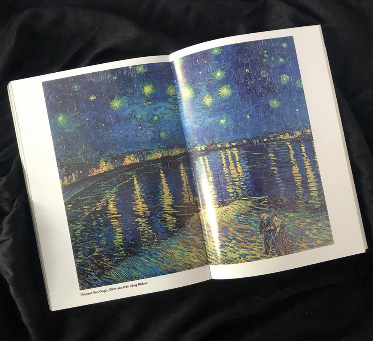 Với mình, điều quyến rũ của Một đêm không phải là những kiến thức về vũ trụ, vì đa phần những kiến thức nhắc đến trong sách mình đã đọc được ở những nguồn khác.   Chìm vào thế giới của Một đêm giống như mình đang được ở tại Mauna Kea, ngồi cạnh tác giả và ông kể về vũ trụ theo cảm nhận của riêng ông suốt đêm. Đó là cảm giác ngồi tám chuyện với bạn bè, một người cũng yêu thích vũ trụ này, từ chuyện nọ mình nói sang chuyện khác hoài không ngưng nghỉ, là cảm giác cứ lật sang trang tiếp theo mà không thể dừng lại. Mình cũng được chiêm ngưỡng vũ trụ qua những hình ảnh được in màu trong sách, rồi những tác phẩm hội họa nổi tiếng, những đoạn trích thơ, văn của rất nhiều tác giả mình chưa từng biết nữa.   “Thấy vũ trụ trong một hạt cát  Trong bông hoa dại thấy cả thiên đường Nắm cái vô hạn trong lòng bàn tay Và thiên thu trong một phút giây.” William Blake - Những điểm vô tội  Một đêm nhắc cho mình về nguồn gốc ban đầu của sự sống, sự liên quan về tâm lý và sinh lý của con người, sự liên quan của những con người trên Trái Đất này, để mình biết được hạnh phúc của mình phụ thuộc vào hạnh phúc của người khác, về sự vô thường của thế giới này. “...bởi việc giải thích các hiện tượng đơn giản nhất cũng cần tới sự can thiệp của toàn bộ lịch sử của vũ trụ”.   Tóm lại, với mình Một đêm là quyển sách hay, đáng được một ví trí đẹp trên kệ sách ở nhà. Nếu bạn muốn tìm hiểu về vũ trụ mà sợ quá khô khan thì có thể bắt đầu với quyển này, rất nhẹ nhàng, rất thơ, nhưng cũng bao quát được vũ trụ đã hình thành và (sẽ) phát triển ra sao.