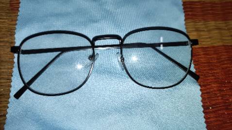 kính lệch méo , trầy xước nhiều ,dù đã đổi trả 1 lần