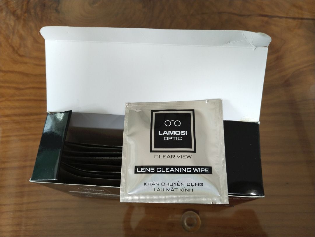 Đóng gói hộp được, chắc chắn. Hộp kính thì oki, cầm lên nhẹ tay. Khăn lau thì trong từng bịch nhỏ, chưa xài nên chưa biết ra sao