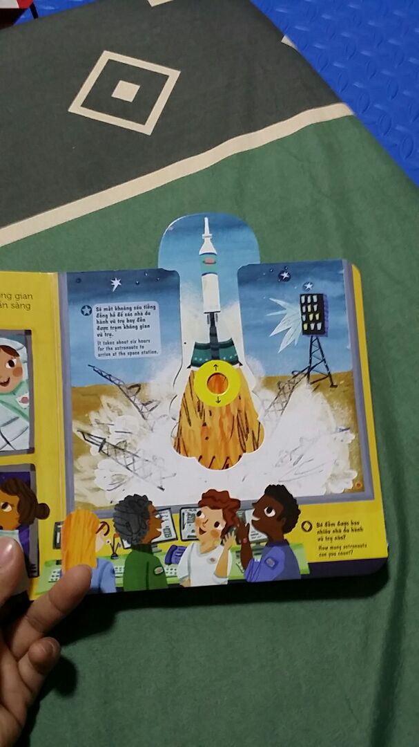sách tương tác cực mạnh kết hợp với chủ đề mới lạ khiến bé rất thích thú