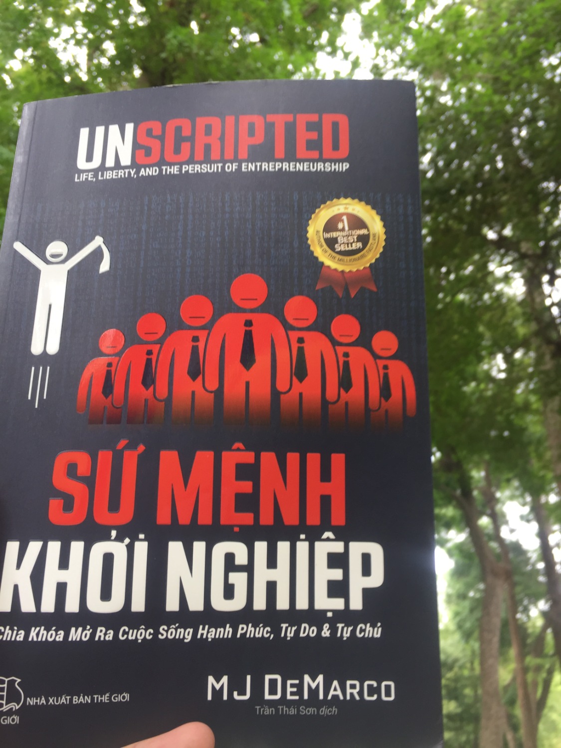 Cuốn sách rất hay của tác giả triệu phú MJ DeMarco.
Nếu bạn mơ hồ nhận ra có điều gì đó không ổn, cuộc sống dường như còn có nhiều điều mà có thể bạn chưa biết thì đây là cuốn sách dành cho bạn.
Nó chỉ ra những sai lầm trong cách tư duy thông thường, làm sao để từng bước hóa giải nó để từng bước định hướng lại con đường đúng đắn cho bản thân để đạt được cuộc sống tự do hạnh phúc.
Điều mình thích nhất trong cuốn sách này chính là mô hình khởi nghiệp Unscripted. Nó đơn giản nhưng rất chính xác. Mình nghĩ đó cũng chính là điểm chung của các doanh nhân thành công.
Hơn 300 trang được in ấn trên giấy tốt sắc nét cầm rất nhẹ sẽ đem đến cho bạn không chỉ kiến thức mà rất có thể nó sẽ giúp thay đổi cuộc đời của bạn.
Rất có thể một ngày nào đó, bạn sẽ đưa cuốn sách này cho con cháu, bạn bè và những người thân yêu của mình.